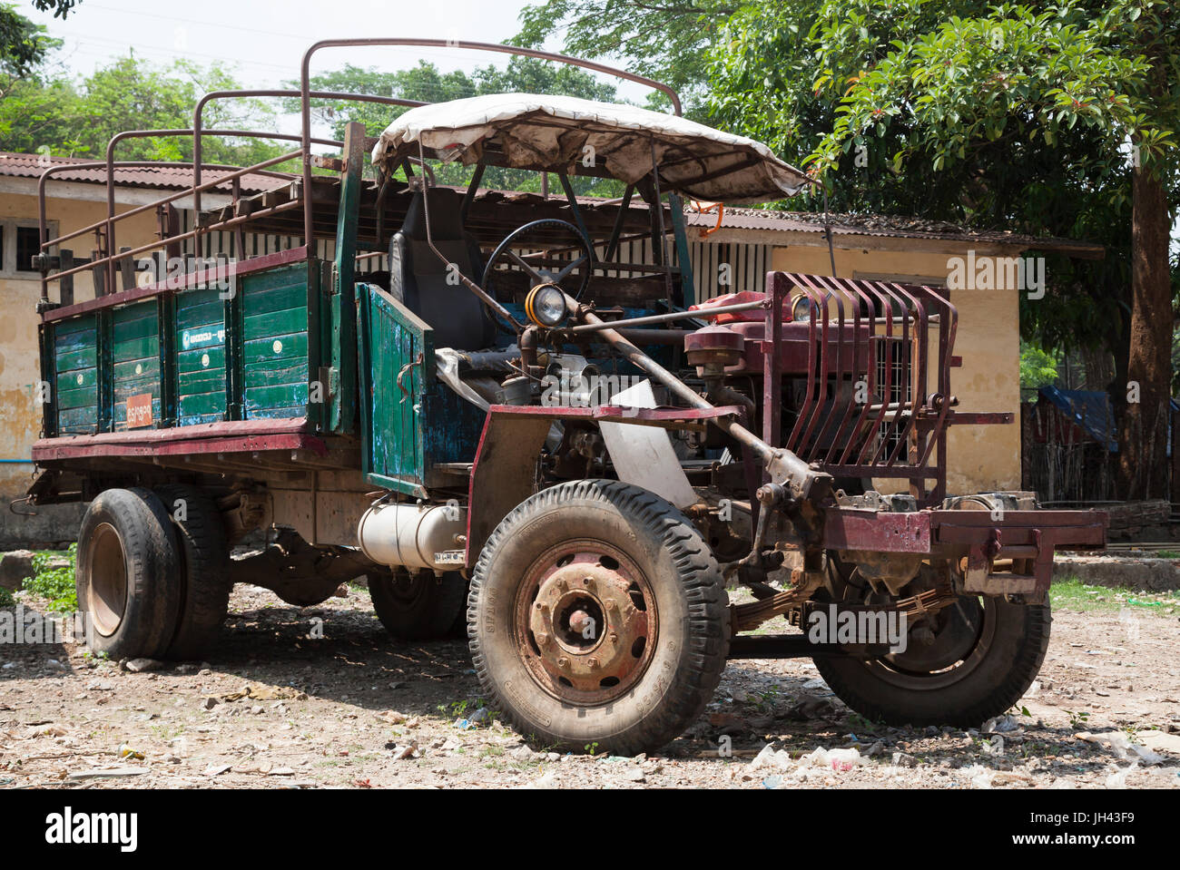 WW2 vintage Carrello ancora in uso diffuso in Myanmar. Modificato da un esercito britannico canadese modello militare (CMP) Chevrolet C60 carrello. Foto Stock