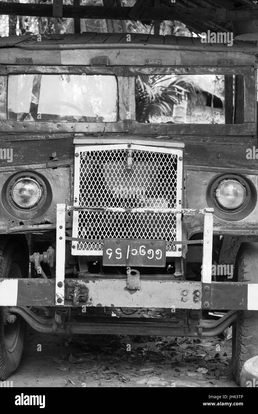 Vintage Carrello ancora in uso diffuso oggi in Myanmar. Modificato da un WW2 ex esercito britannico canadese modello militare (CMP) Chevrolet C60 carrello Foto Stock