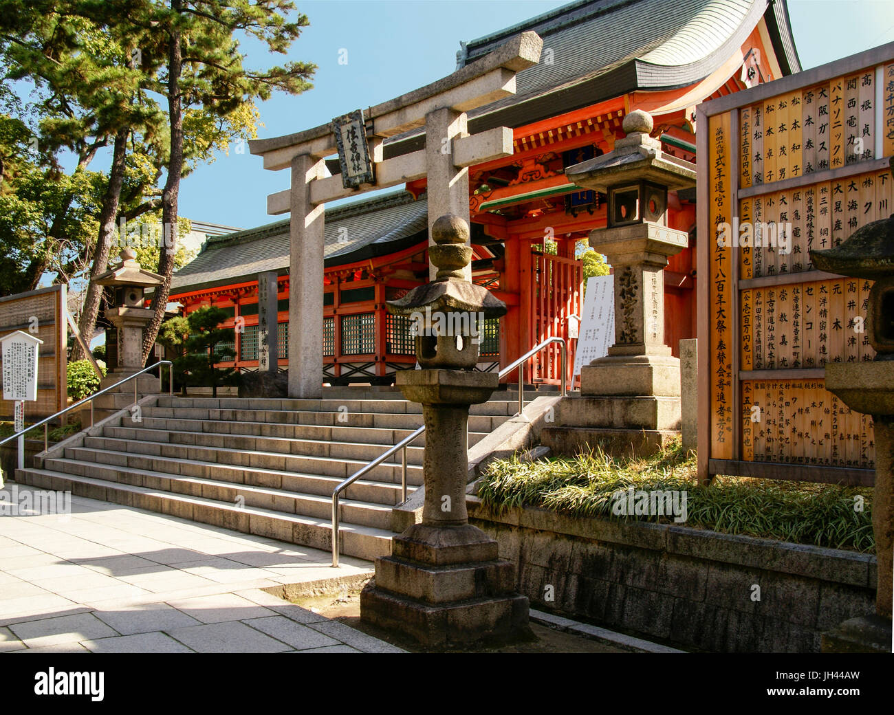 Uno dei bellissimi edifici del santuario Sumiyoshi. Osaka, Giappone Foto Stock