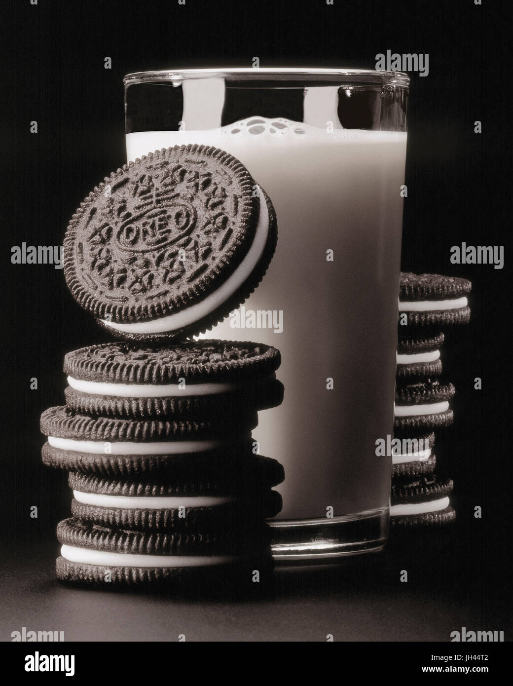 Pila di Oreos con bicchiere di latte Foto Stock