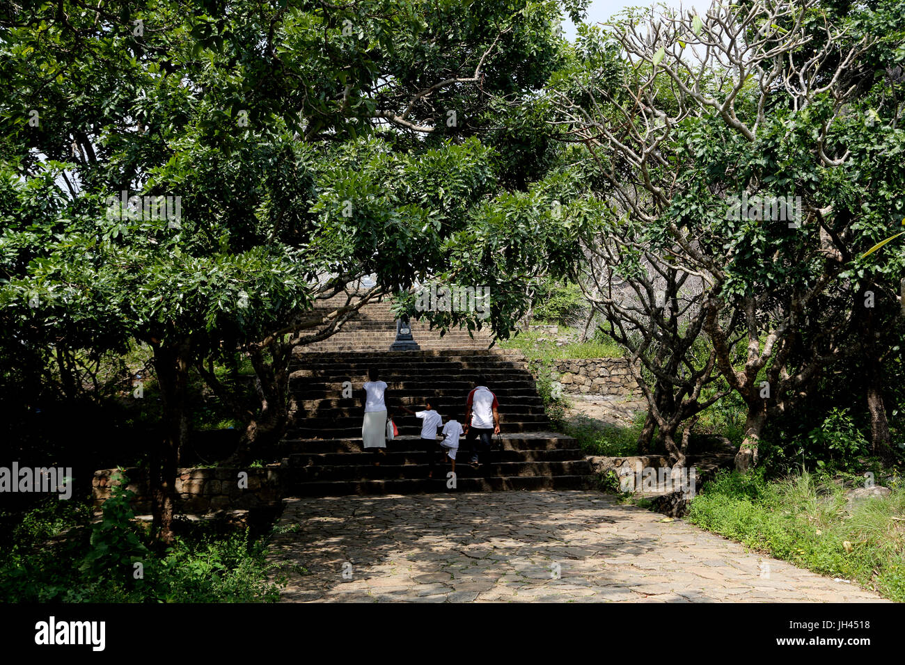 Dambulla Sri Lanka Sri Lanka arrampicata famiglia passi verso la grotta di Dambulla templi Foto Stock