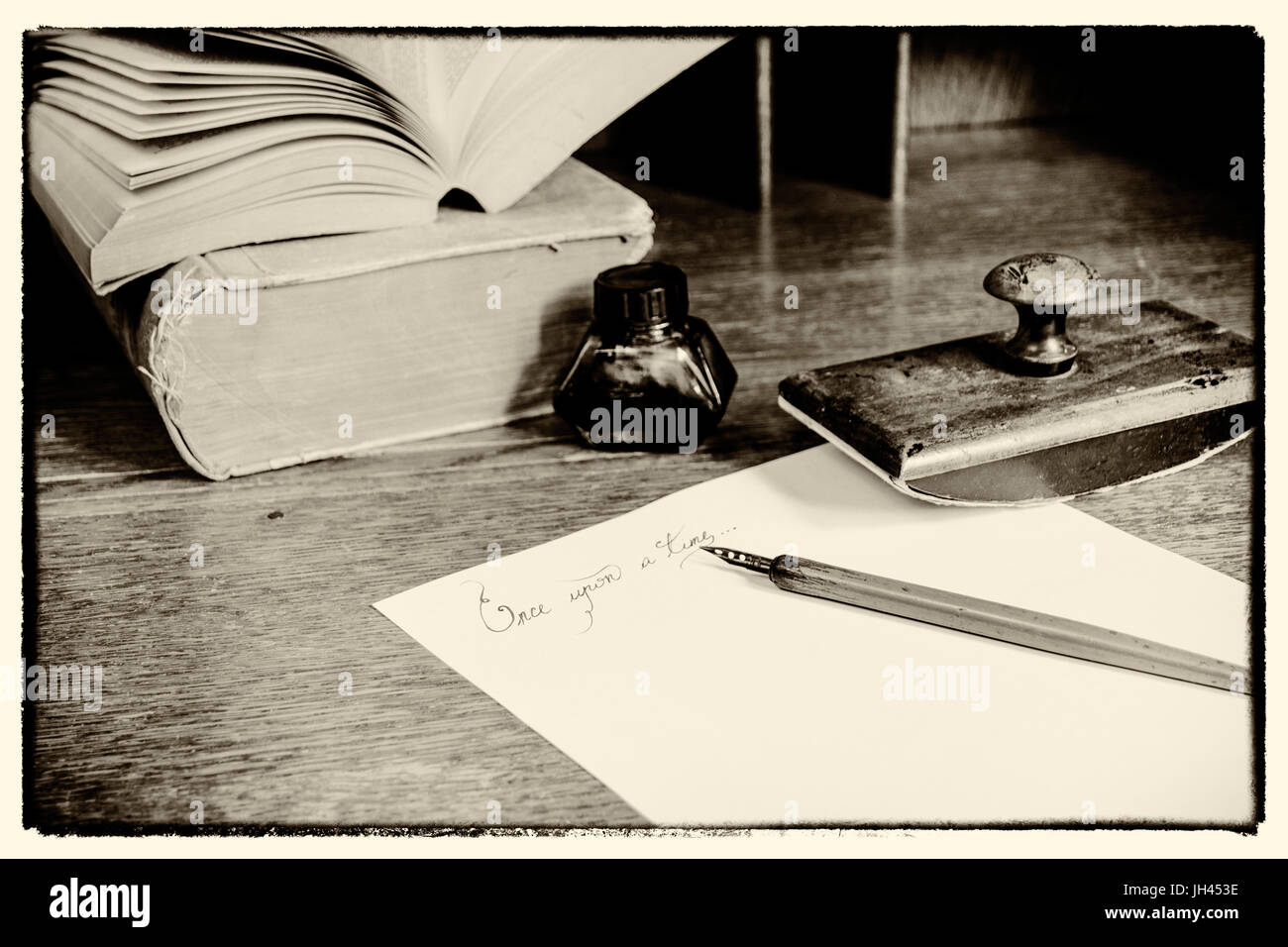 Il testo "una volta" scritto in inchiostro su carta, circondato con una penna stilografica, un calamaio, una carta assorbente titolare e libri antichi. Una vecchia foto di guardare. Foto Stock