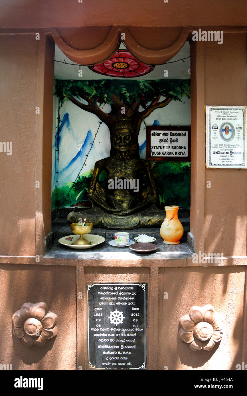 Galle Sri Lanka Rumassala Road Sri Vivekaramaya Tempio Statua di emaciato Gautama Buddha di vivere come un asceta - Dhyana mudra Foto Stock