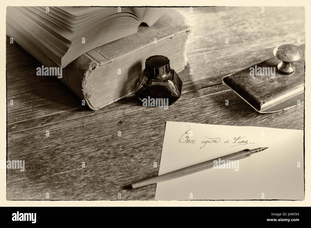 La frase "Una volta" scritta a mano su un foglio di carta, circondato con un vecchio fermo. Post elaborati per apparire come una vecchia foto. Foto Stock