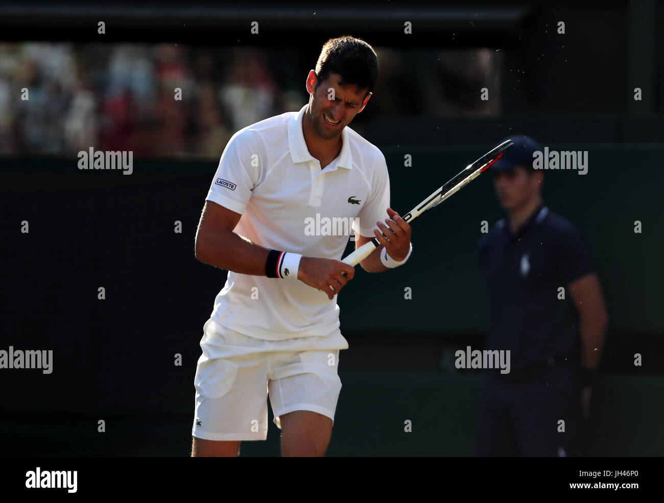 Novak Djokovic reagisce durante la sua partita contro Tomas Berdych il giorno nove del Wimbledon Championships all'All England Lawn tennis and Croquet Club, Wimbledon. Foto Stock