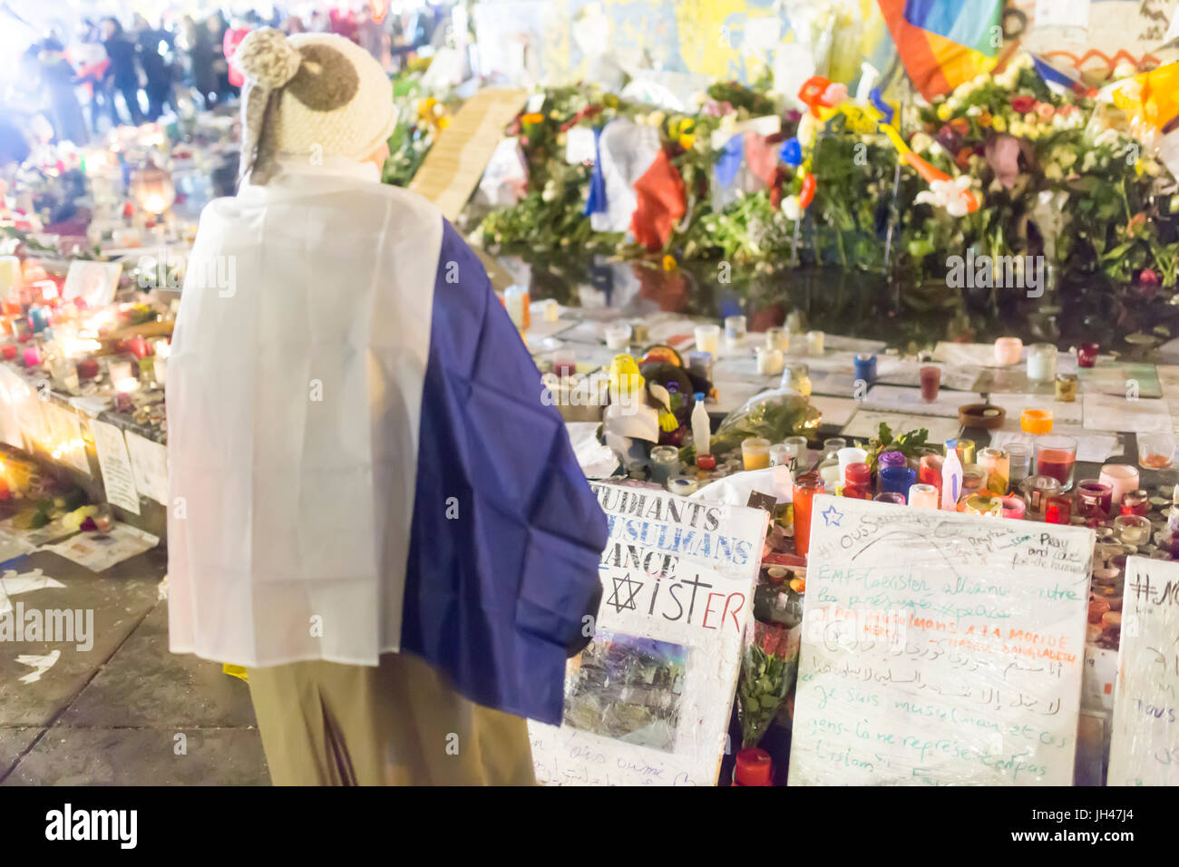 Spontaneo in omaggio alle vittime degli attentati terroristici a Parigi il 13 novembre 2015. un parigino con un tappo è communing con se stesso Foto Stock