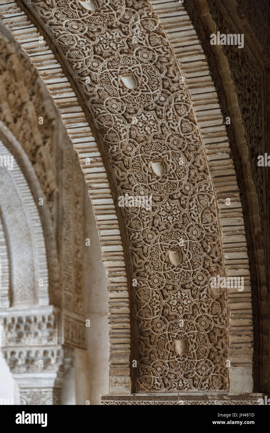 Moltitudine di dettagli archi, palazzi Nasrid, l'Alhambra di Granada, Spagna Foto Stock