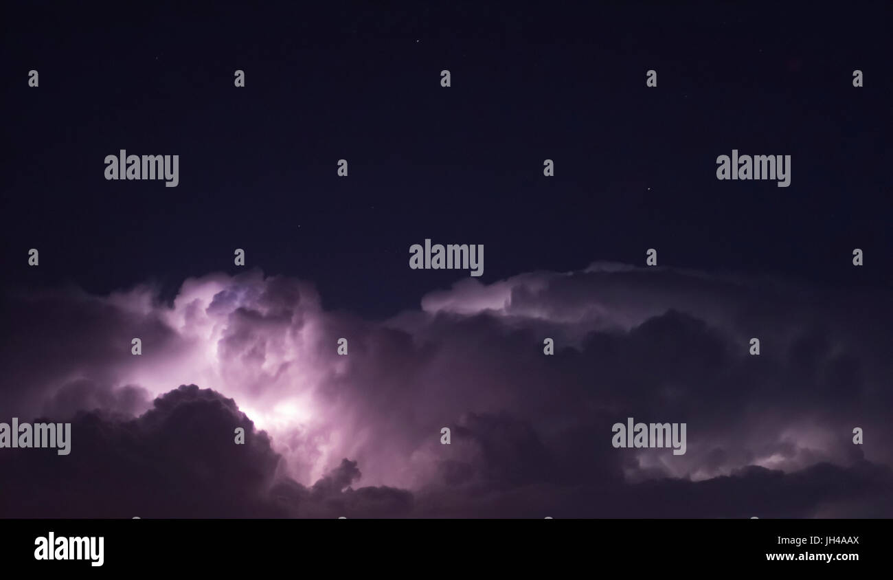 Il fulmine tra le nuvole di notte a Fort Worth, Texas Foto Stock