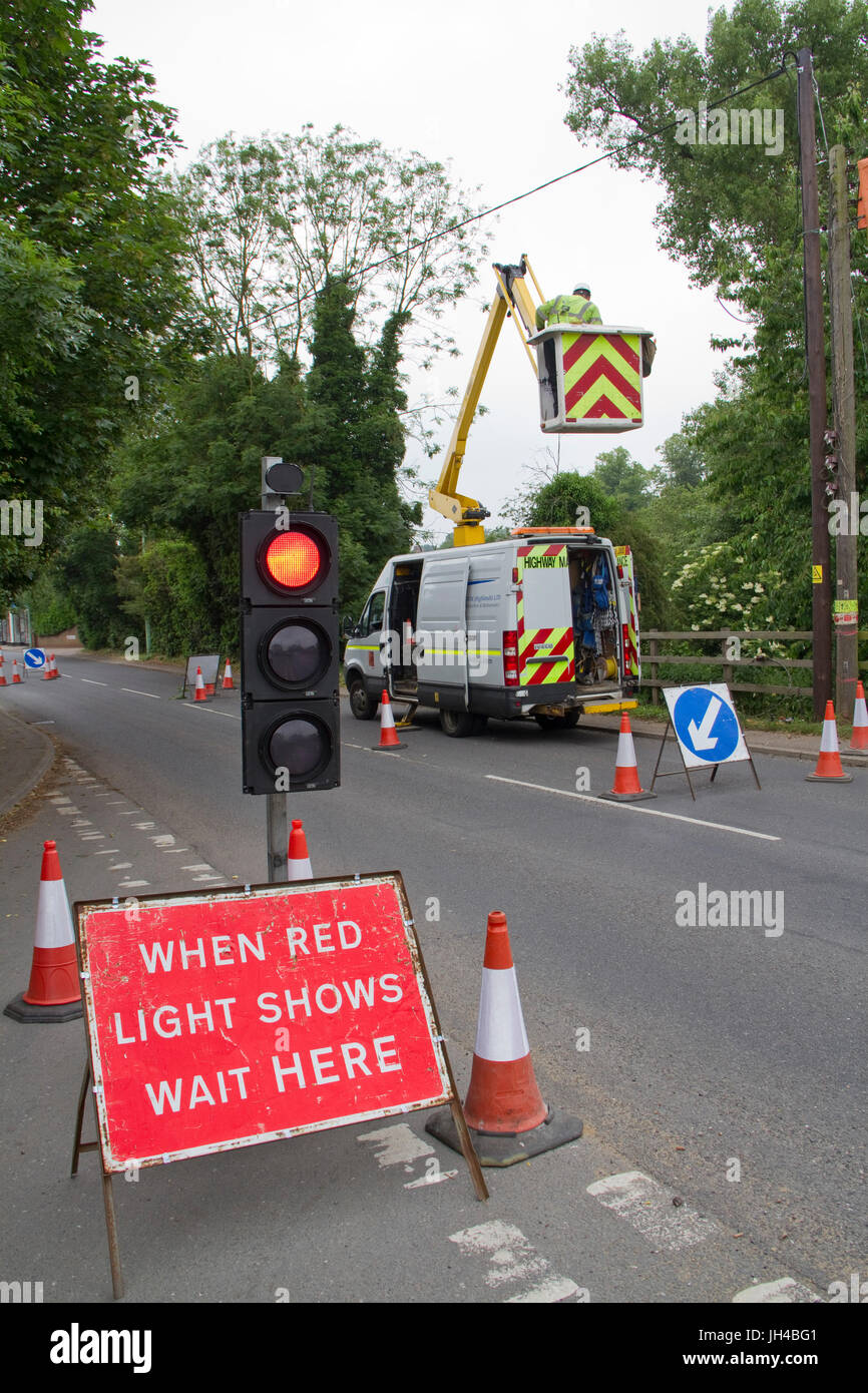 Semafori provvisori per un cherry picker lavorando su linee di alimentazione. Foto Stock