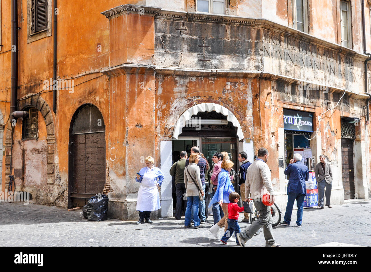 Pasticceria Boccione un popolare kosher pasticceria nel quartiere ebraico  di Roma, Italia Foto stock - Alamy