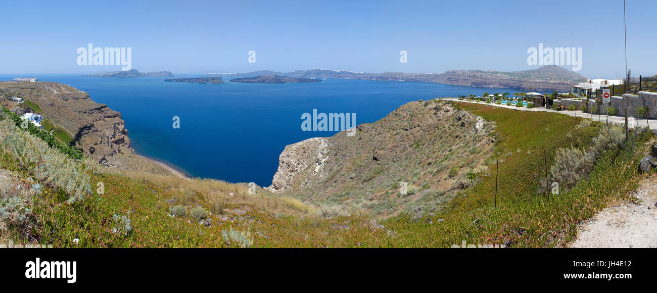 Hotel an der suedwestkueste von santorin mit Blick auf thira, kykladen, aegaeis, griechenland, mittelmeer, europa | hotel presso la costa sud-ovest con Foto Stock