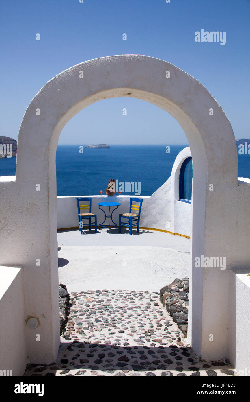 Idyllische cocktailbar un einem aussichtspunkt in der balos bay bei akrotiri im sueden von santorin, kykladen, aegaeis, griechenland, mittelmeer, euro Foto Stock