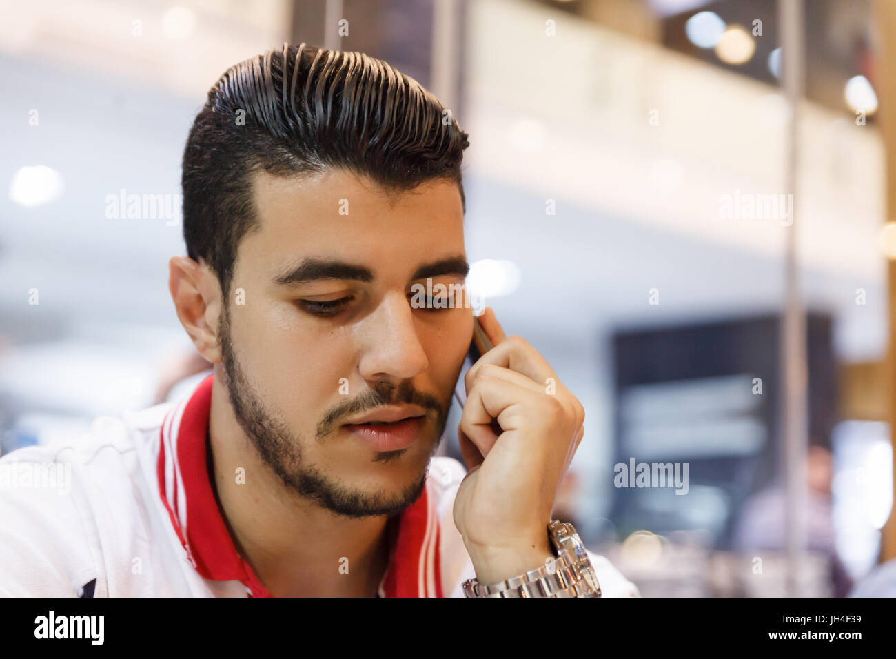 Bel uomo arabo con lo smartphone Foto Stock