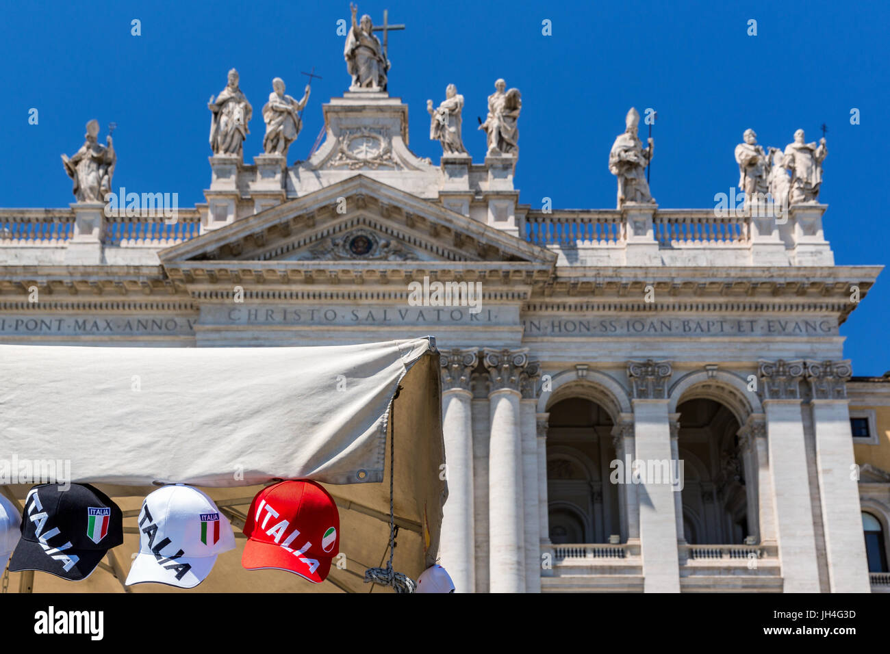 Italiano i cappelli da baseball di fronte ARCIBASILICA DI SAN GIOVANNI IN LATERANO (Arcibasilica Papale di San Giovanni in Laterano), Roma, lazio, Italy Foto Stock