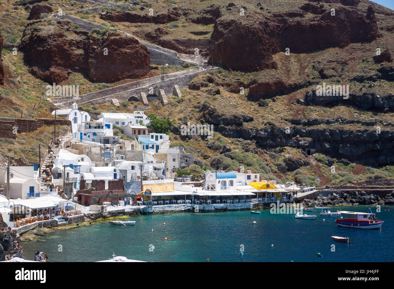 Der kleine fischerhafen ammoudi unterhalb von oia, santorin, kykladen, aegaeis, griechenland, mittelmeer, europa | il piccolo porto di pescatori Ammoudi b Foto Stock