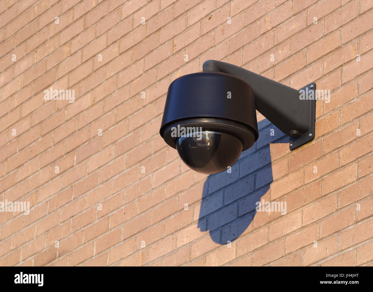 Telecamera di sorveglianza sulla facciata esterna Foto Stock