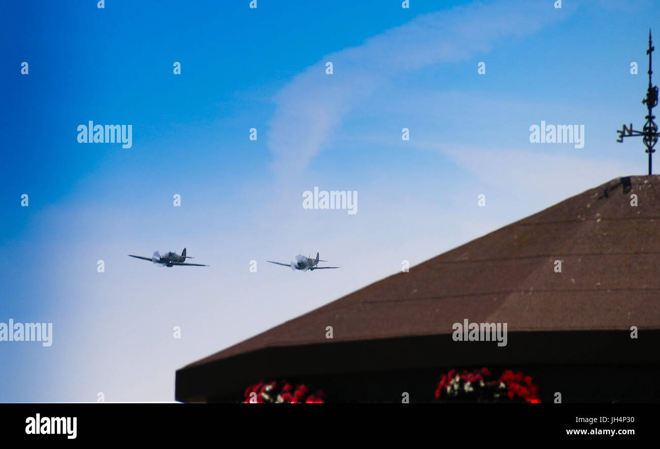 RAF Hurricane e Spitfire volare oltre Memorial Bandstand Walmer 2017 Foto Stock