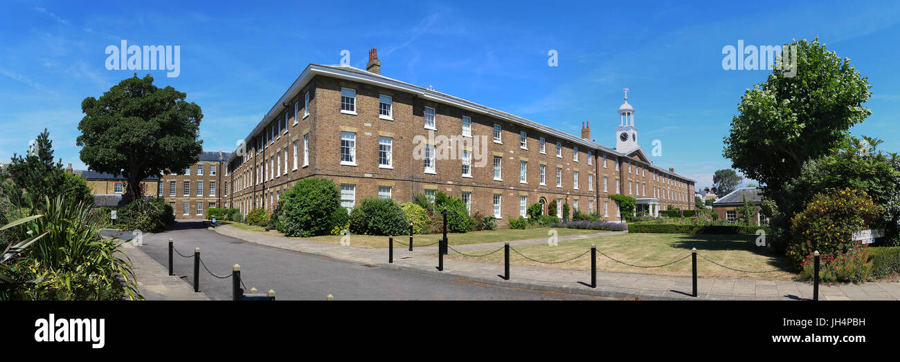 Edifici anteriore e la Torre dell Orologio della Ex Caserma Est Walmer, Kent Foto Stock