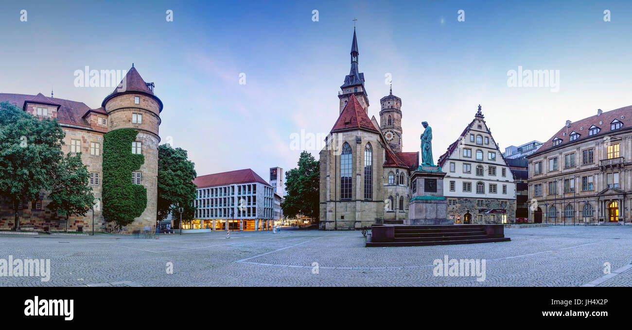 Schillerplatz Stuttgart, Panorama foto. Il vecchio castello, Municipio, Torre Stiftskirche, Schillerdenkmal. Foto Stock