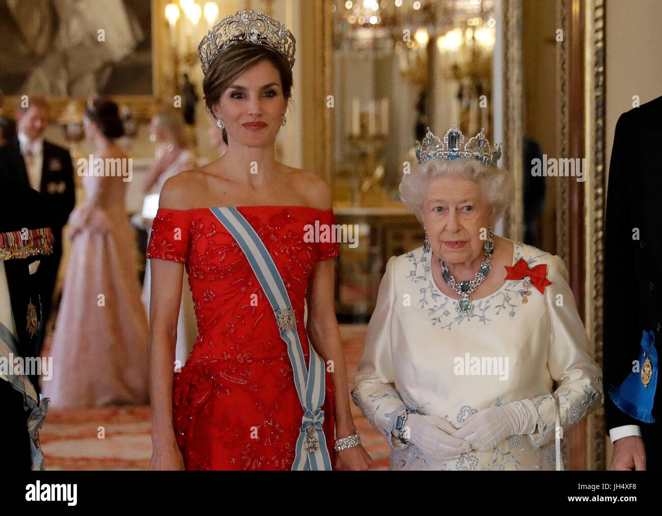 La regina Elisabetta II e la Regina Letizia di Spagna posano per una fotografia formale con i loro mariti prima di un banchetto di Stato a Buckingham Palace di Londra, durante re Felipe VI Visita di Stato nel Regno Unito. Foto Stock