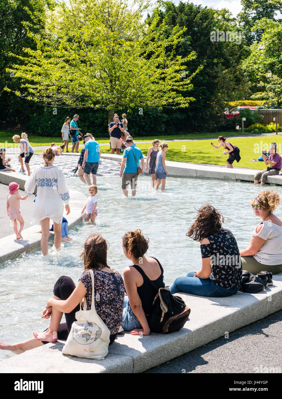 Per coloro che godono di sole, il Princess Diana Memorial Fountain, Hyde Park, Londra, Inghilterra, Regno Unito, GB. Foto Stock