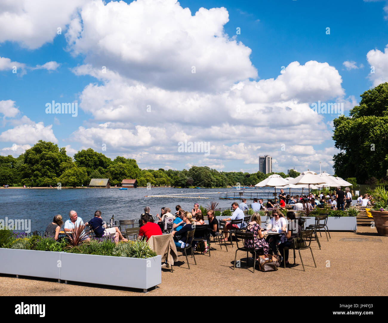 Lido Bar e Café e la serpentina, Hyde Park, Londra, Inghilterra, Regno Unito, GB. Foto Stock