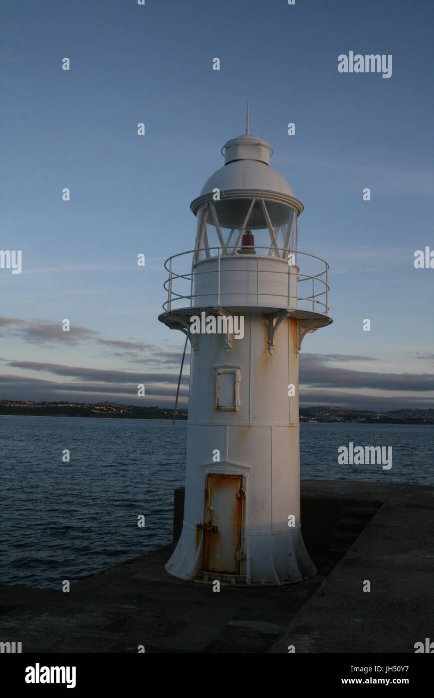Faro,bianco faro ,rusty faro,ruggine,decadimento,faro di lavoro,tutto il faro,brixham faro,brixham frangionde,luce,Casa,lampadina Foto Stock