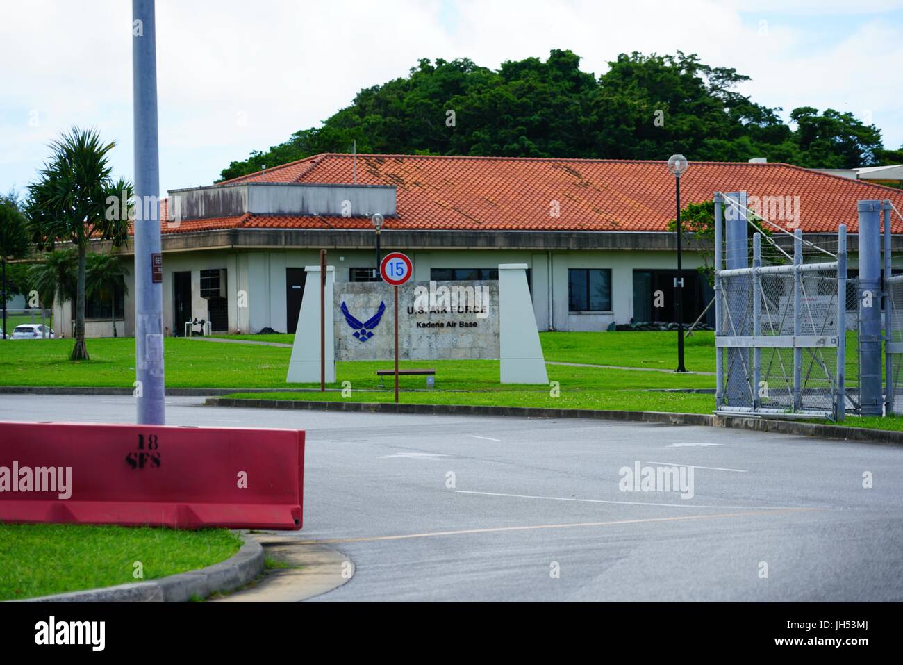 Ingresso di Kadena Air Base della United States Air Force Base a Naha, Okinawa, casa di una grande presenza militare americana di Stati Uniti forze Foto Stock