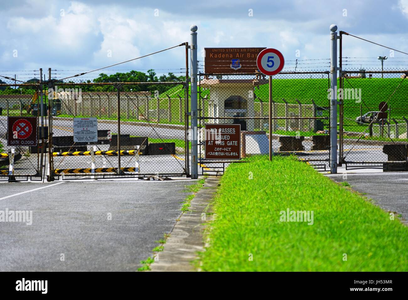 Ingresso di Kadena Air Base della United States Air Force Base a Naha, Okinawa, casa di una grande presenza militare americana di Stati Uniti forze Foto Stock