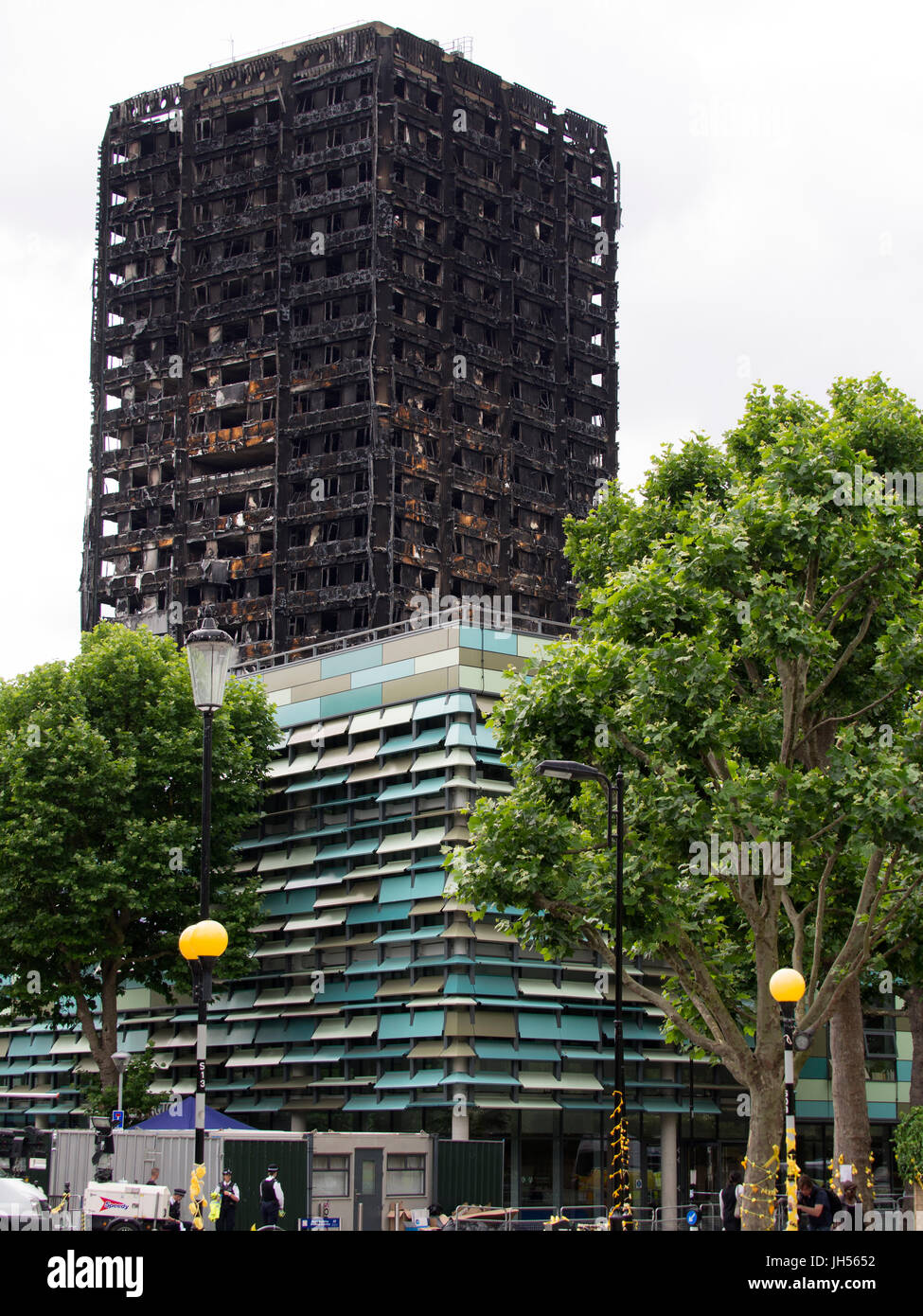 London, Regno Unito - 4 Luglio, 2017: Grenfell a torre in Kensington, a ovest di Londra in cui almeno 80 persone sono date per morte a seguito di un incendio. Foto Stock