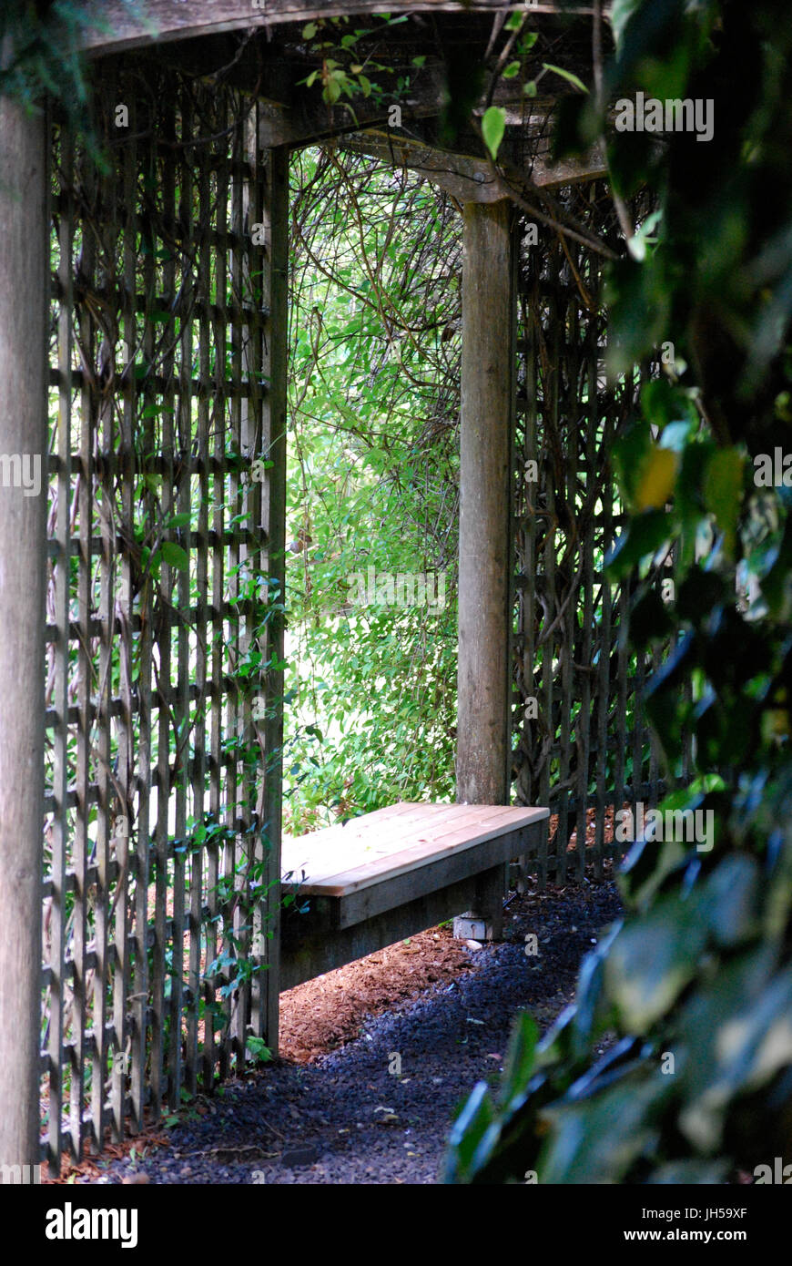 Un posto tranquillo dove sedersi in giardino Heronswood, Kingston, WA. Stati Uniti d'America Foto Stock