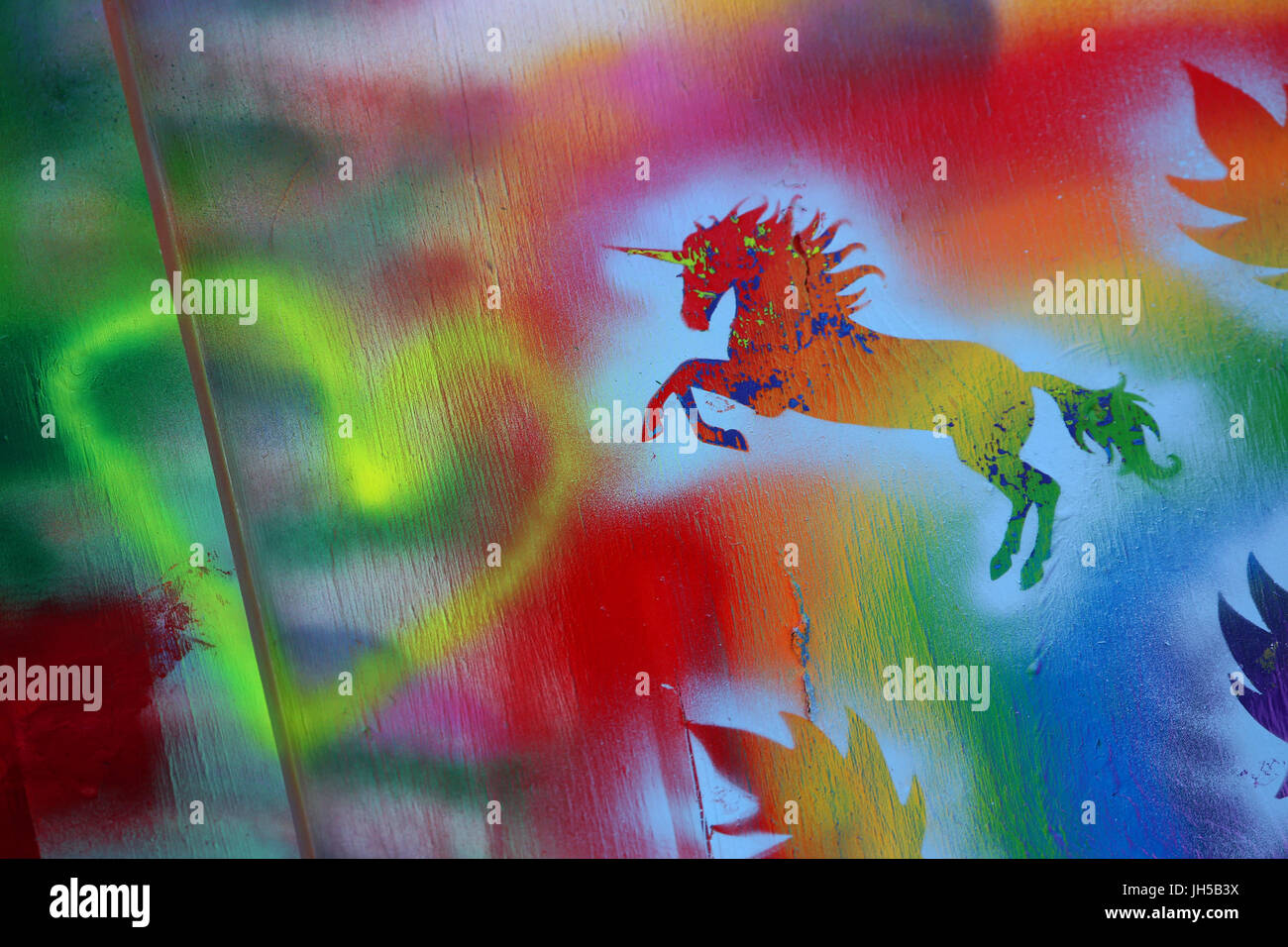 Close-up di un unicorno e un cuore su un dipinto graffiti su un muro a Bognor Regis, West Sussex, Regno Unito. Foto Stock