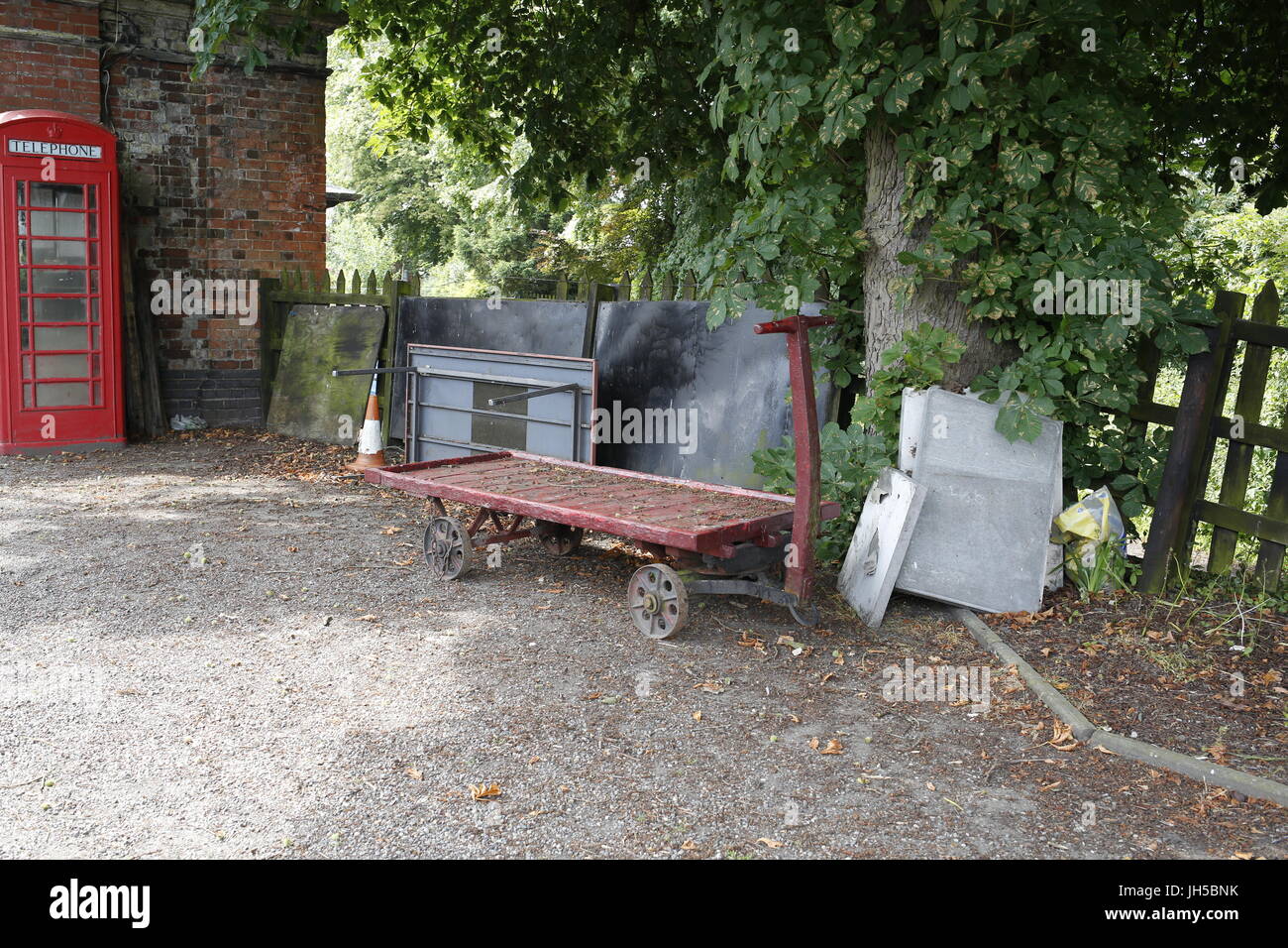 Telefono rosso scatola con carrello a mano. Foto Stock