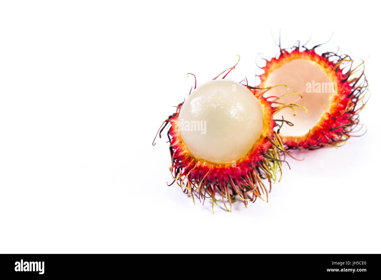 Close up aperto di rambutan isolato su uno sfondo bianco Foto Stock