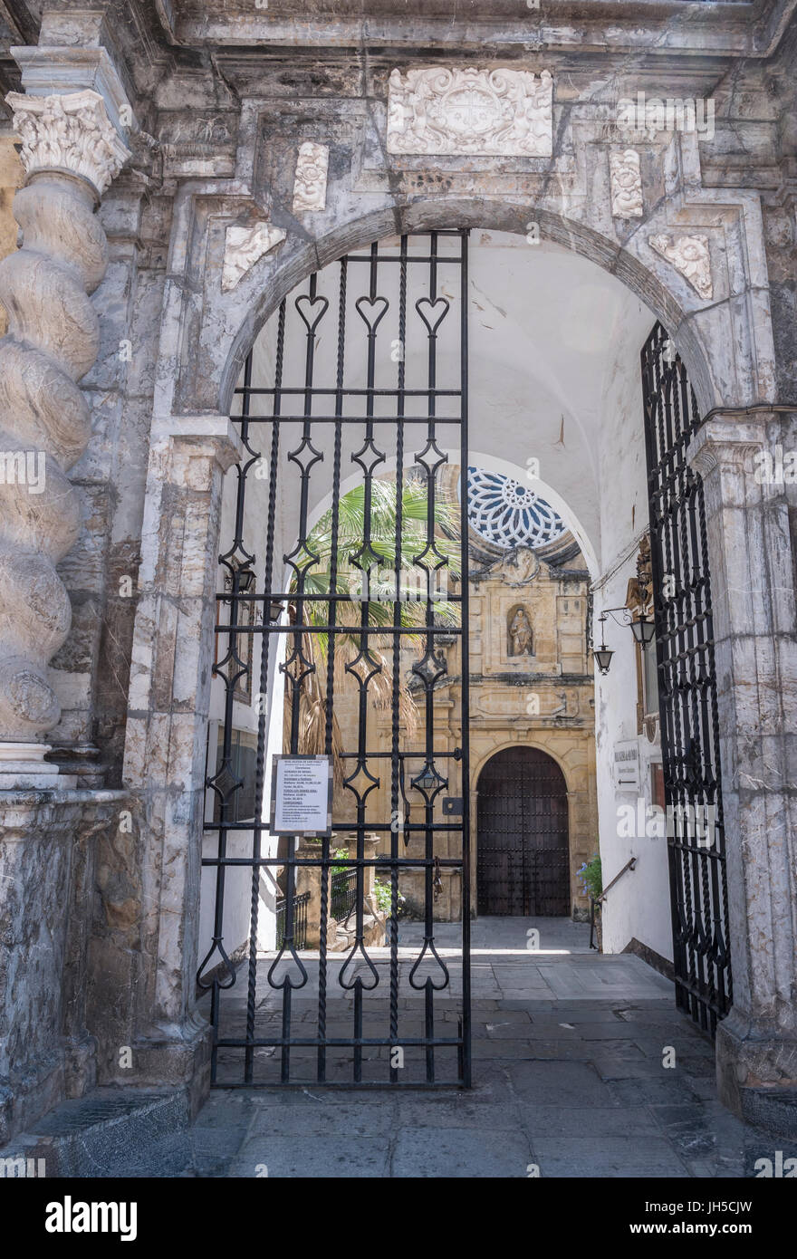 Chiesa di San Pablo, situato nella strada chiamata "Capitulares', ha un coperchio di marmo di stile manierista, Cordoba, Andalusia, Spagna Foto Stock