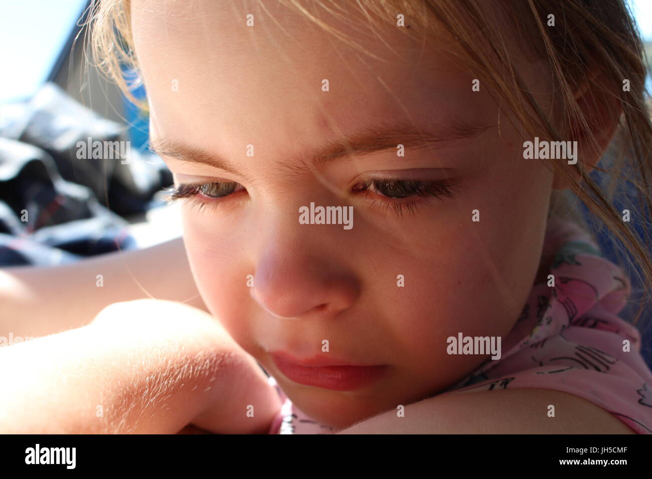 Ragazza piange, bambina piangendo sconvolto bambina, triste bambina, triste bambino Gridando bambino, sconvolto bambino, triste kid, sconvolto kid, pianto kid, kid di piangere, Foto Stock