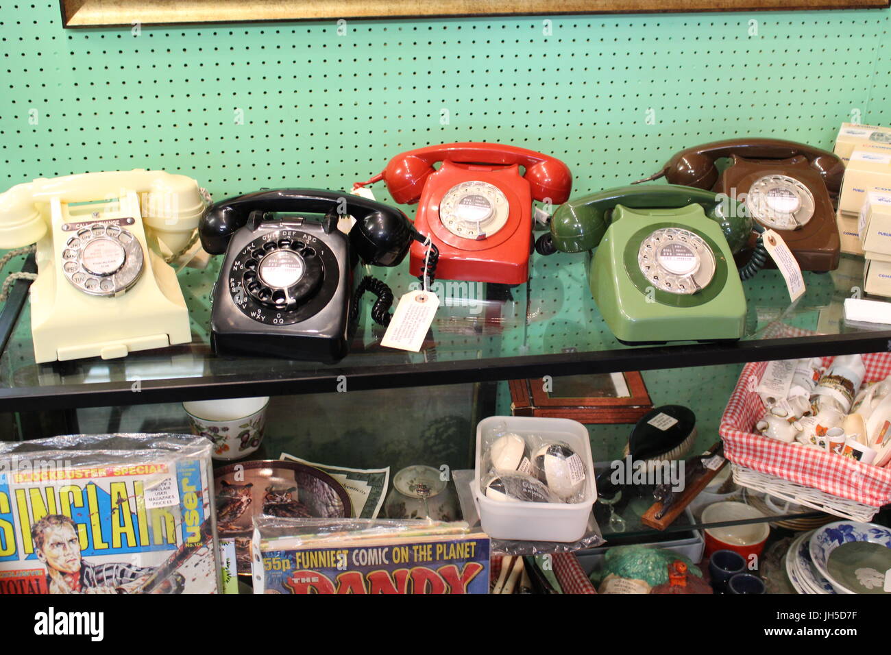 Vecchi telefoni, telefoni antichi, telefoni su display, telefoni, vecchio stile, telefoni interni alla moda e tendenze, kitsch, antiquariato, di seconda mano, carità shop Foto Stock
