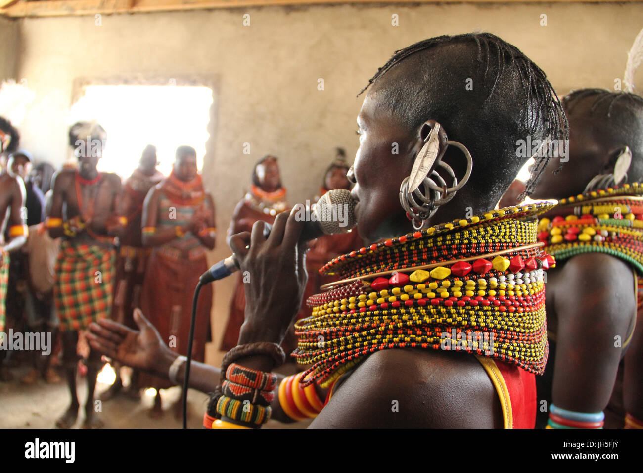 Loiyangaleni, Kenya. Il 19 maggio 2012. KateBul collabora con Turkana e Samburu musicisti durante il 2012 Lago Turkana Festival in Loyangaleni sulle rive del lago Turkana. KateBul, a Nairobi-banda base teamed in su con varie comunità gruppi dall'area Loiyangaleni per un concerto il giorno finale del 2012 Lago Turkana Festival. Credito: David Mbiyu/Alamy Live News Foto Stock