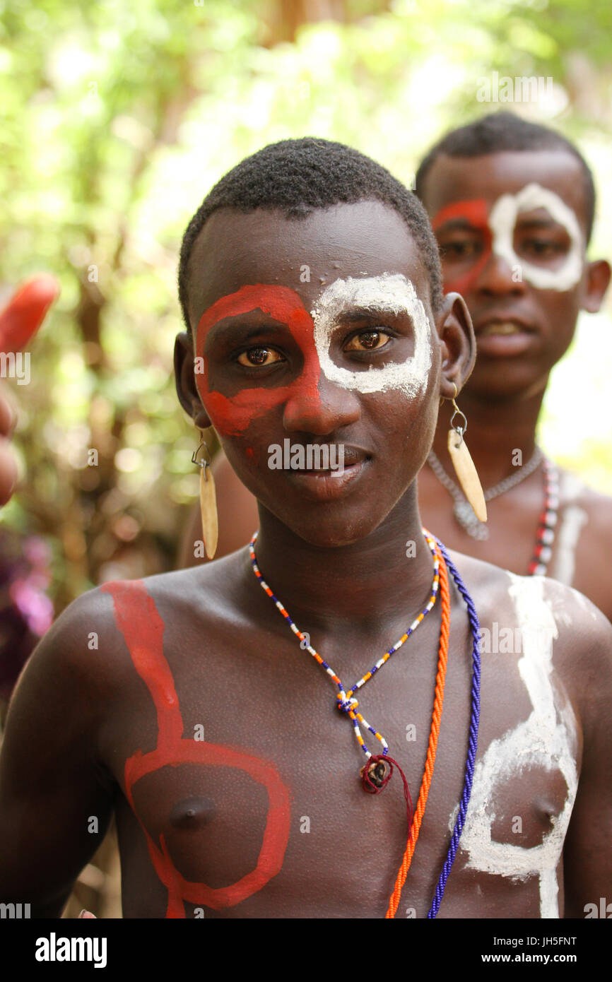 Loiyangeleni, Kenya - maggio 18. un gruppo di giovani el molo uomini rappresentano per le foto dopo il corpo e il viso dipinto davanti a una prova della loro danza durante il festival di turkana 2012 in loyangalani sulle rive del mare di giada nel nord Kenya. Credito: David mbiyu/alamy live news Foto Stock