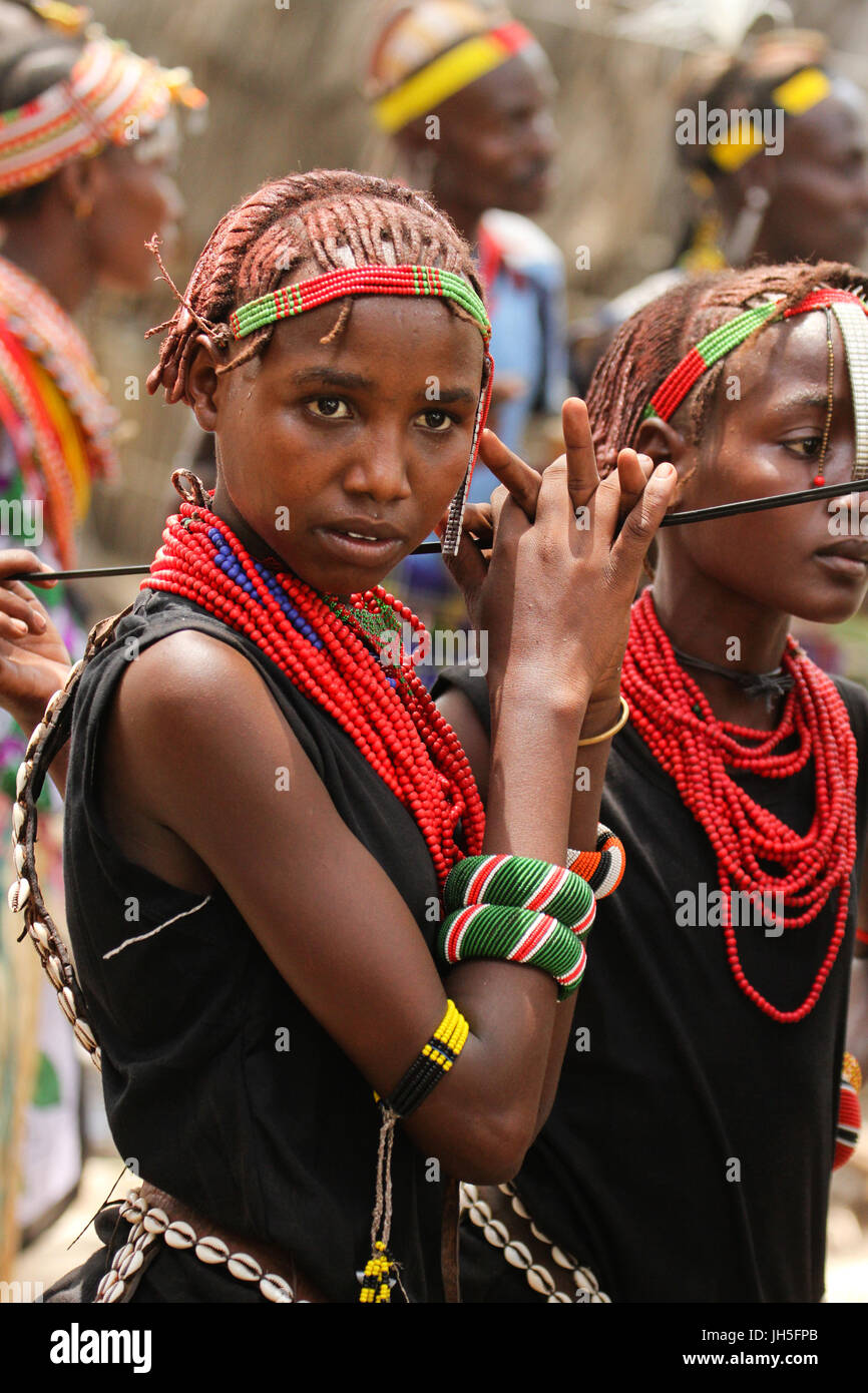 LOIYANGELENI, KENYA - Maggio 18. Una fanciulla Dassanach prende una pausa durante le prove. -- Le tradizioni della diversità culturale delle persone emarginate era il luccichio del Lago Turkana Festival. La manifestazione è stata organizzata congiuntamente dall'ambasciata tedesca, la comunità locale del comitato organizzatore del festival, Musei Nazionali del Kenya e safari in privato. Credito: David Mbiyu/Alamy Live News Foto Stock