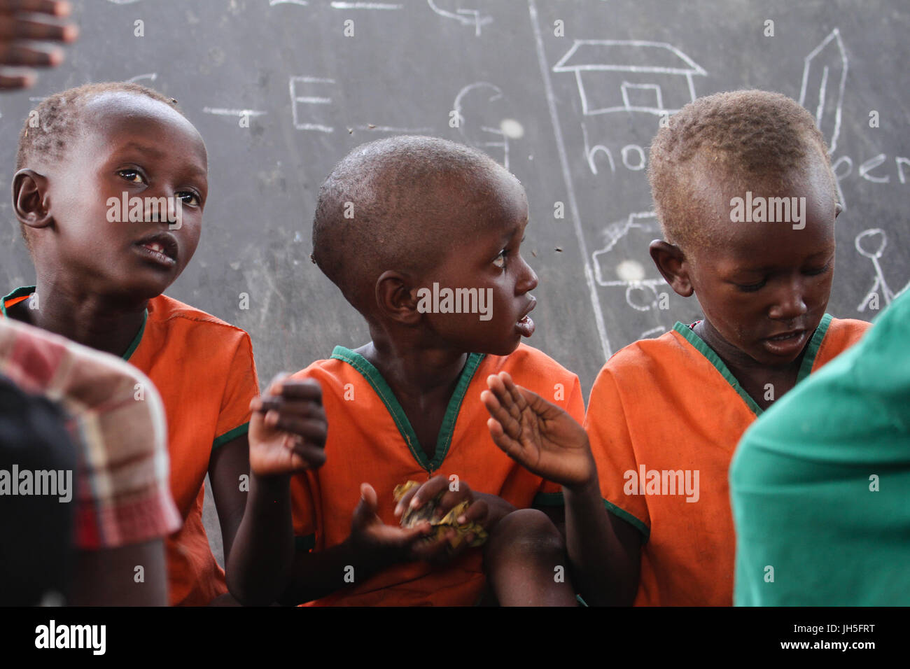 LOIYANGELENI, KENYA - Maggio 18. La scuola dei bambini di una scuola in El Molo villaggio di Bu Komote sulle rive del lago Turkana si vede in un semi parmanent shelterd classe. Credito: David Mbiyu/Alamy Live News Foto Stock