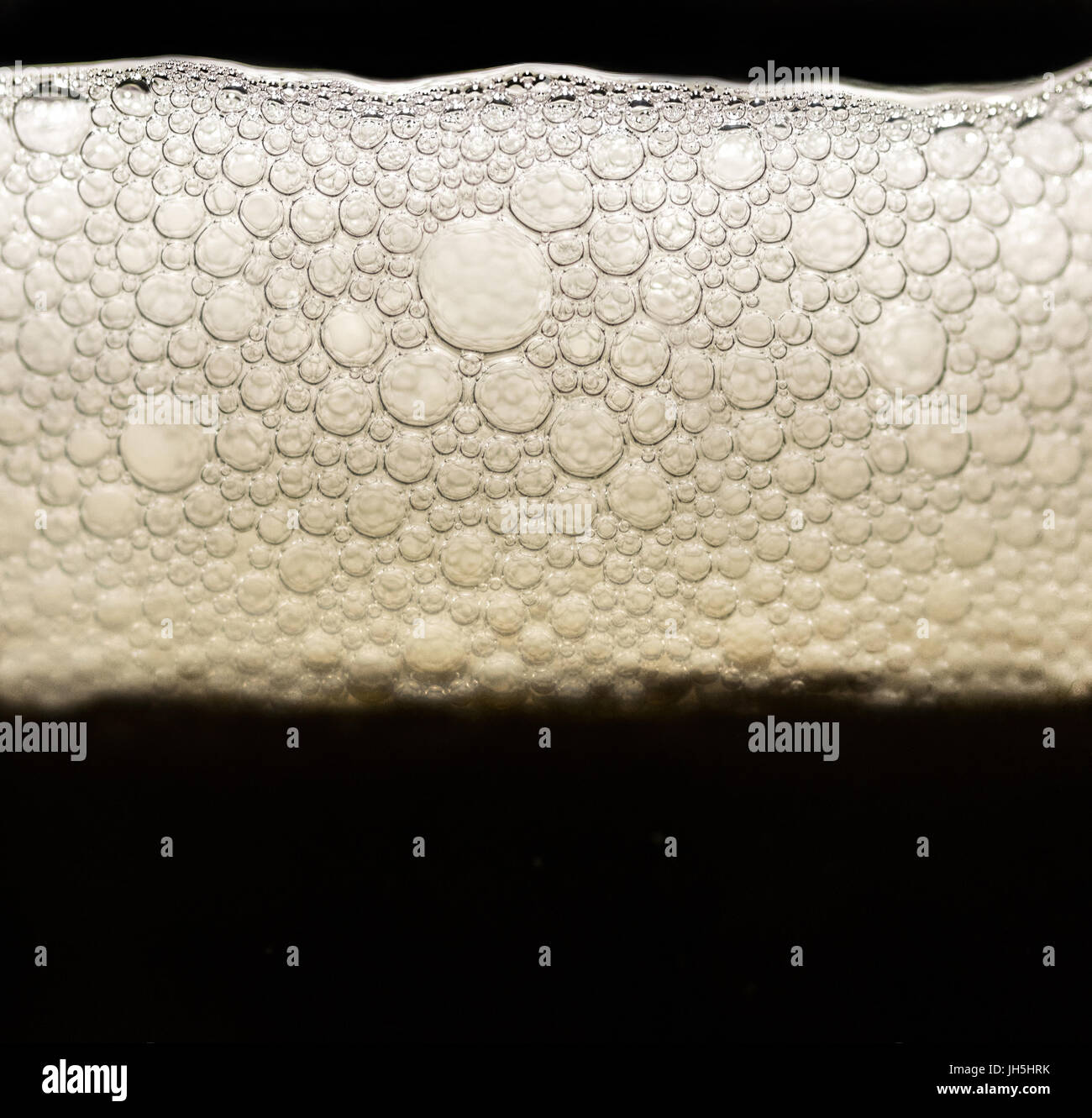 Buio, freddo e Neri freschi la schiuma della birra closeup Foto Stock