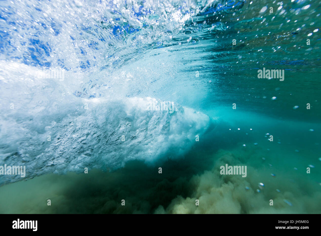 Una rottura di forme d'onda un vortice in cristalline acque dell'oceano in questa immagine subacquea. Foto Stock