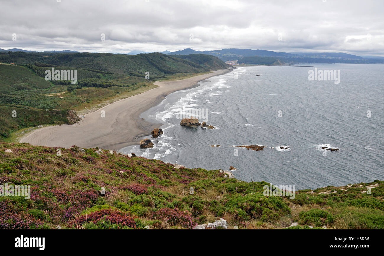 Vista panoramica di Playón de Bayas spiaggia da Cabo Vidrias Cape (Castrillón, nelle Asturie (Spagna) Foto Stock