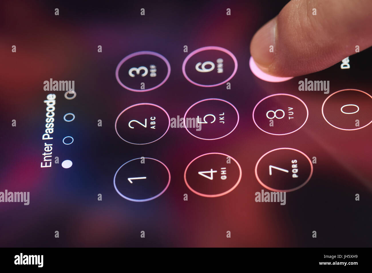 New york, Stati Uniti d'America - Luglio 11, 2017: dito inserendo codice su smartphone iphone close-up. Digitali per l'inserimento della password Foto Stock