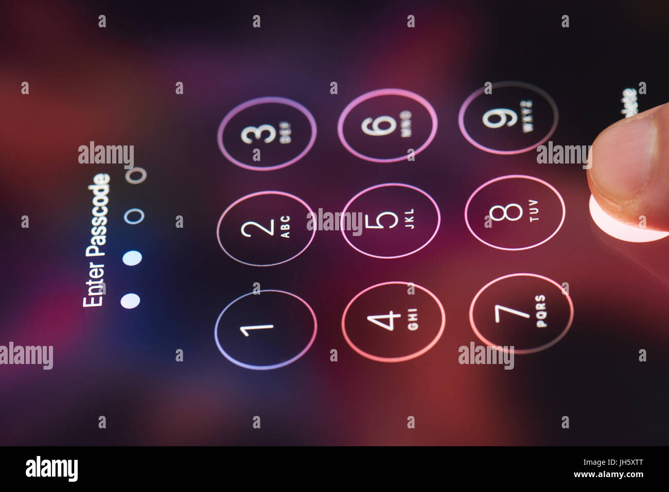 New york, Stati Uniti d'America - Luglio 11, 2017: Immissione codice su smartphone iphone close-up. Digitali per l'inserimento della password Foto Stock