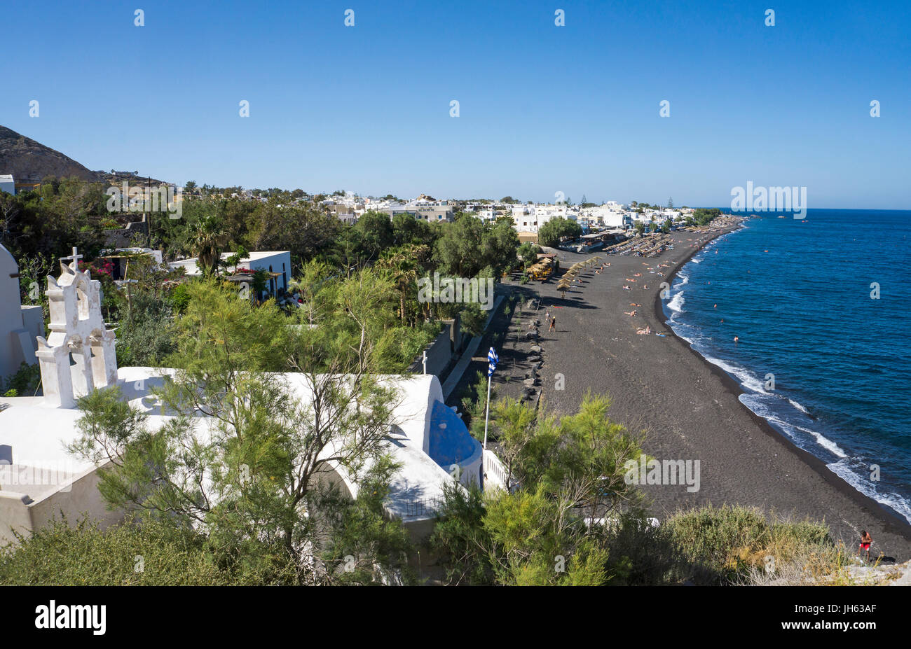 Blick von der kapelle Agios Nikolaos auf den Kamari beach, badestrand bei kamari, santorin, kykladen, aegaeis, griechenland, mittelmeer, europa | view Foto Stock