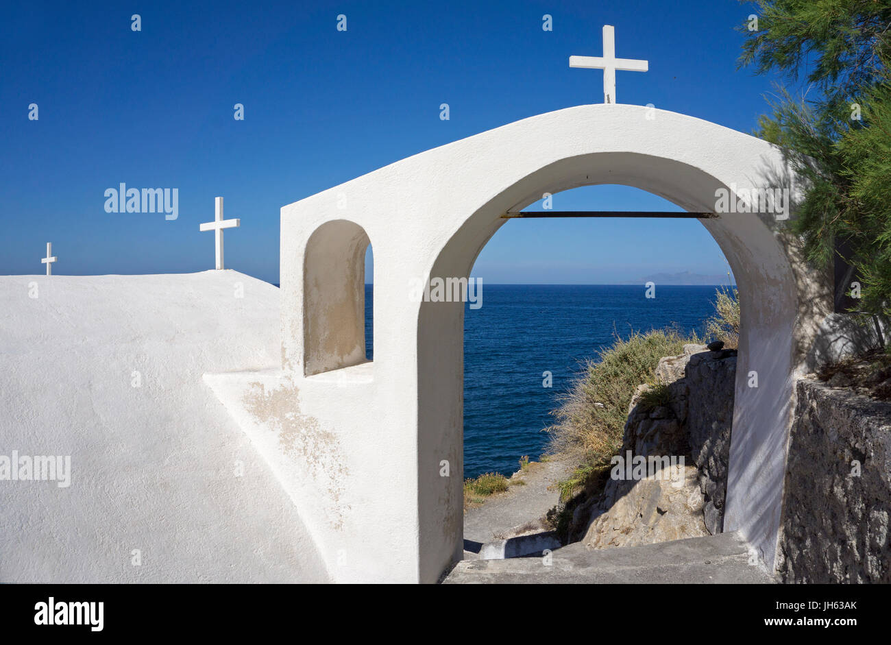 Die kleine kapelle Agios Nikolaos am ende vom Kamari beach, santorin, kykladen, aegaeis, griechenland, mittelmeer, europa | la piccola cappella di Agios nik Foto Stock