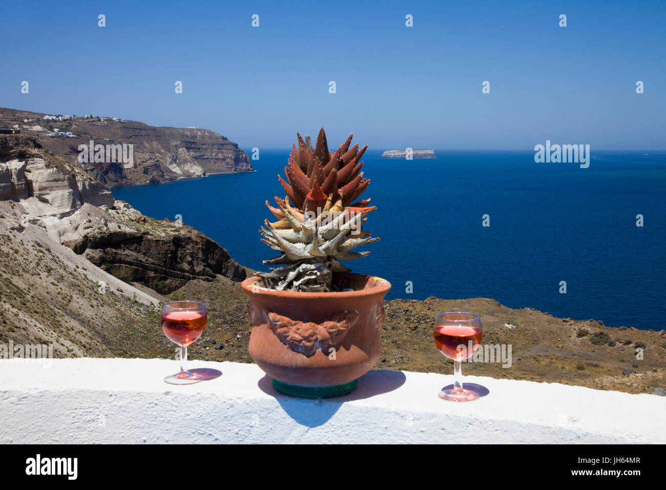Il vinsanto wein neben kaktus, dekoration einer cocktailbar in der balos bay, im sueden von santorin, kykladen, aegaeis, griechenland, mittelmeer, europa Foto Stock