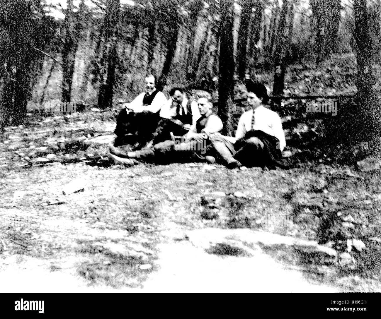 Gli studenti di un corso di geologia presso Johns Hopkins University resto sul pendio di una collina durante una gita, 1915. Foto Stock